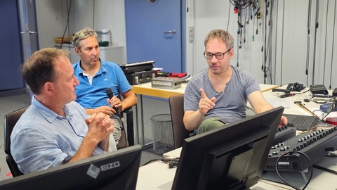 Michael Acker und Joachim Haas diskutieren mit dem Komponisten Márton Illés (v.l.n.r)  im SWR Experimentalstudio.
