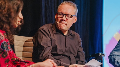 Das SWR Podcastfestival 2025 ist gestartet - mit "Sprechen wir über Mord?!" und "Der Gangster, der Junkie und die Herrin"