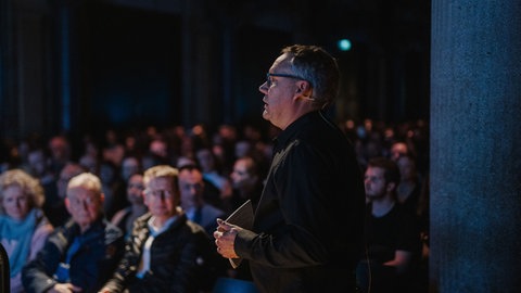Das SWR Podcastfestival 2025 ist gestartet - mit "Sprechen wir über Mord?!" und "Der Gangster, der Junkie und die Herrin"
