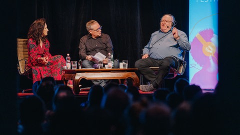 Das SWR Podcastfestival 2025 ist gestartet - mit "Sprechen wir über Mord?!" und "Der Gangster, der Junkie und die Herrin"