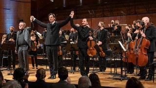 V.l.: Jörg Widmann, Teodor Currentzis, Antoine Tamestit, dahinter das SWR Symphonieorchester