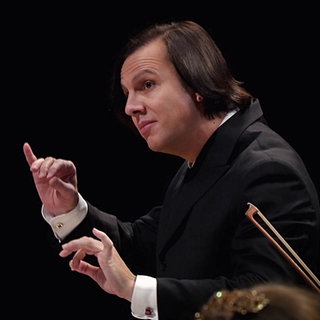 Teodor Currentzis dirigiert