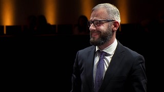 Dima Slobodeniouk lächelt