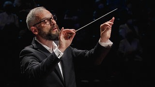 Dima Slobodeniouk dirigiert mit geschlossenen Augen