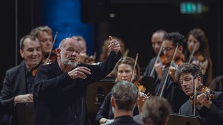 François-Xavier Roth dirigiert das SWR Symphonieorchester in der Stuttgarter Liederhalle
