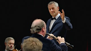 Markus Poschner dirigiert das SWR Symphonieorchester, im Vordergrund der Oboist François Leleux