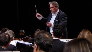 John Storgårds dirigiert