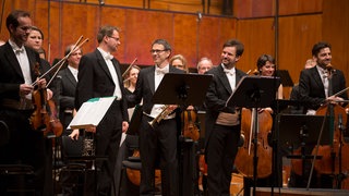 Applaus für das SWR Symphonieorchester, die zwei Solotrompeter Jörge Becker und Johannes Sondermann und Dirigent Łukasz Borowicz