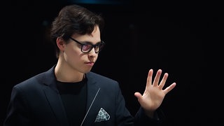 Tarmo Peltokoski dirigiert das SWR Symphonieorchester am 18.5.2024 im Festspielhaus Baden-Baden