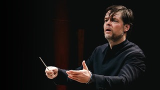 Juraj Valčuha beim Konzert des SWR Symphonieorchesters am 18.12.2025 in der Stuttgarter Liederhalle