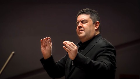 Tito Muñoz dirigiert das SWR Symphonieorchester