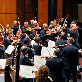 Das SWR Symphonieorchester unter der Leitung von François-Xavier Roth