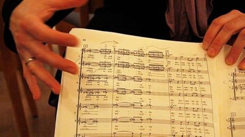 Sängerin Kirsten Drope zeigt, welche Noten sie singt