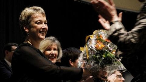 Sängerin Kirsten Drope bekommt Blumen und bedankt sich