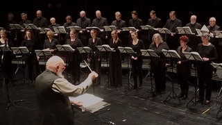 Rupert Huber dirigiert das SWR Vokalensemble