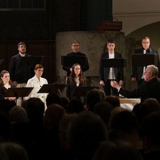 Das SWR Vokalensemble unter der Leitung von Marcus Creed beim Konzert am 22.2.2025 in der Gaisburger Kirche in Stuttgart