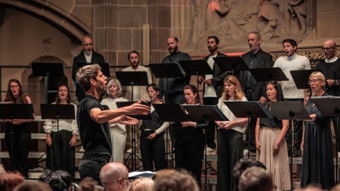 SWR Vokalensemble und Dirigent Yuval Weinberg