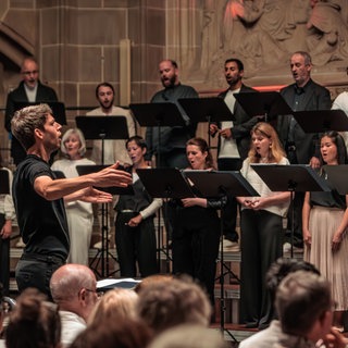 SWR Vokalensemble und Dirigent Yuval Weinberg