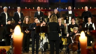 Das SWR Vokalensemble singt in einer Kirche