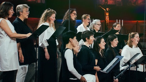 Das SWR Vokalensembles singt in einer Kirche