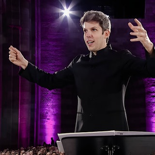 Yuval Weinberg dirigiert das SWR Vokalensemble im Dom zu Speyer