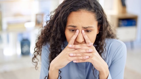 Frau ängstlich am Computer