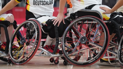 Paralympics: Rollstuhlbasketball, Halbfinale, Frauen, Deutschland - Niederlande, in der Ariake Arena. Spielerinnen der deutschen Nationalmannschaft sitzen im Rollstuhl nebeneinander.