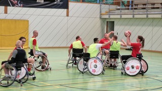 Mannschaft im Rollstuhlbasketball beim Spiel in der Halle
