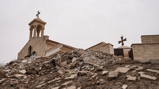 Blick auf den zerstörten alten Friedhof des chaldäischen Klosters Mar Gorgis in Mossul. 