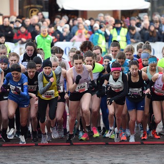 Internationaler Silvesterlauf in Trier, Distanzrennen, Elitelauf der Frauen über 5 km: Die Teilnehmerinnen starten auf die Strecke.