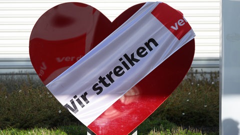 Ein Banner „Wir streiken“