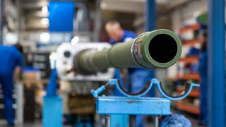 Mitarbeiter bei Rheinmetall arbeiten an einer Kanone für den Kampfpanzer Leopard 2A4.