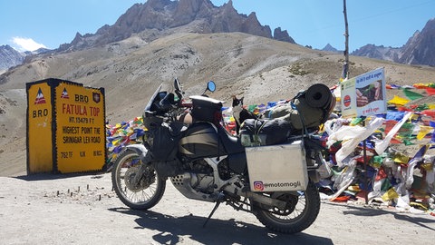 Ein Motorrad auf Weltreise in den Bergen