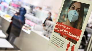 Hinweis auf die Maskenpflicht im Supermarkt