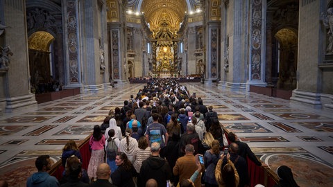 Die Menschen stehen Schlange, um den Petersdom zu betreten und Papst Franziskus im Vatikan die letzte Ehre zu erweisen. 