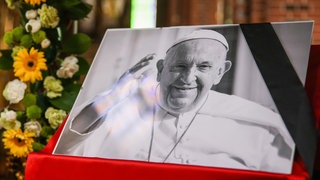 Ein Bild von Papst Franziskus ist nach seinem Tod in der Kathedrale St. Peter und Paul zu sehen.