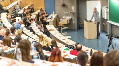 Dozent spricht in einem Hörsaal