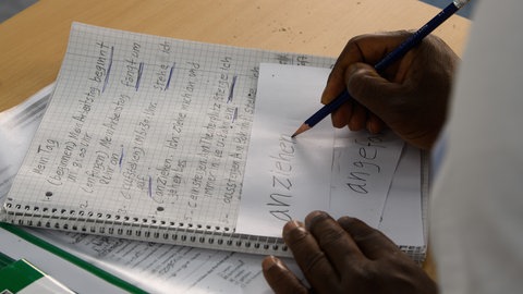 Ein Teilnehmer nimmt am Pilotkurs für Geflüchtete in den Lernwerkstätten am sogenannten berufsbezogenen Deutschkurs mit fachpraktischem Unterricht teil.