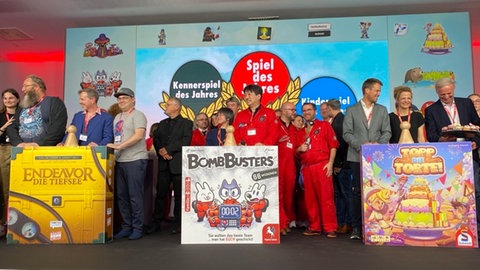 Die Preisträger 2025 bei der Verleihung "Spiel des Jahres" in Berlin sind "Bomb Busters" (Familienspiel), "Topp die Torte" (Kinderspiel) und "Endeavor: Die Tiefsee" (Kennerspiel). 