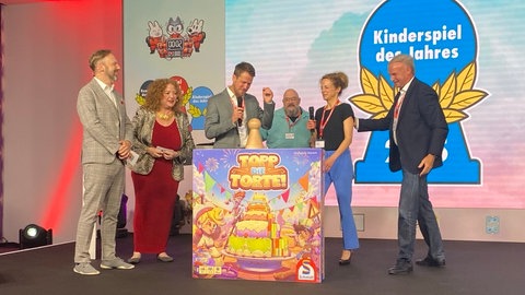 Bei der Verleihung des "Kinderspiel des Jahres 2025" konnte sich "Topp die Torte" des österreichischen Autors Wolfgang Warsch (3.v.l.) durchsetzen. 