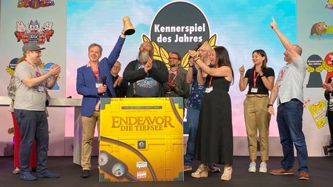 Das Brettspiel "Endeavor: Die Tiefsee" wurde bei der Verleihung in Berlin zum "Kennspiel des Jahres 2025" gekürt.