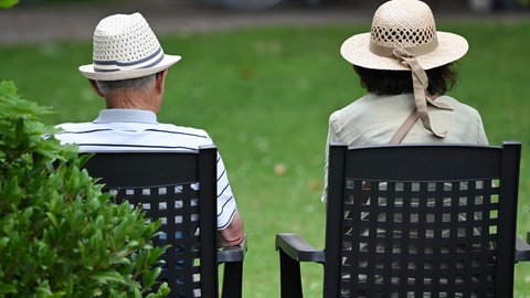 Älteres Ehepaar auf einer Bank