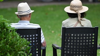 Älteres Ehepaar auf einer Bank