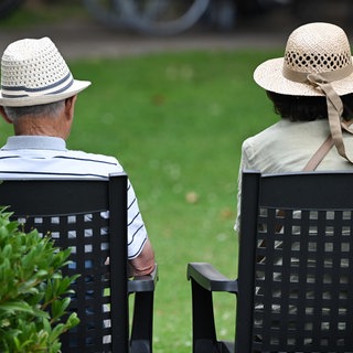 Älteres Ehepaar auf einer Bank