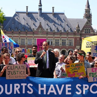 Demonstranten vor dem Internationalen Gerichtshof in Den Haag