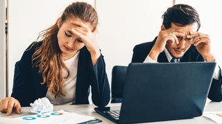 Verzweifelte Menschen vor dem Bildschirm