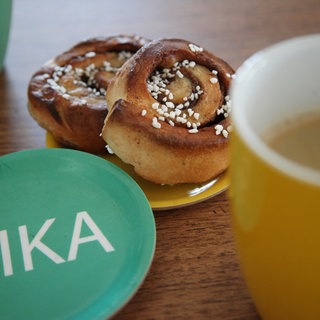 Eine Tasse Kaffee mit Zimtschnecke