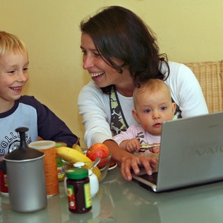 Hausfrau mit zwei Kindern