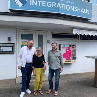 Lothar Holzwarth, Vorsitzender des Integrationsvereins Weinstadt und Dietmar Kunze und Gisela Härle 