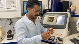 Der 34-Jährige lebt im Westerwald, er arbeitet erfolgreich als Optiker in Wirges und engagiert sich ehrenamtlich für andere Geflüchtete.